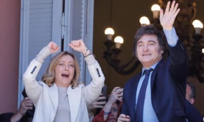 El presidente de Argentina, Javier Milei (d) saluda, acompañado de la primera ministra italiana, Giorgia Meloni, durante su primera visita oficial este miércoles en la Casa Rosada en Buenos Aires (Argentina). EFE/Juan Ignacio Roncoroni