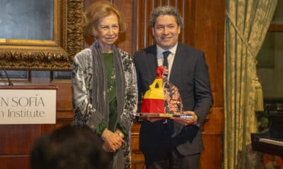 El director de orquesta venezolano Gustavo Dudamel posa junto a la Reina Sofía luego de recibir un reconocimiento por la excelencia, durante la celebración al 70 aniversario del museo Queen Sofía Spanish Institute de New York, este lunes, en New York (Estados Unidos). EFE/ Ángel Colmenares.