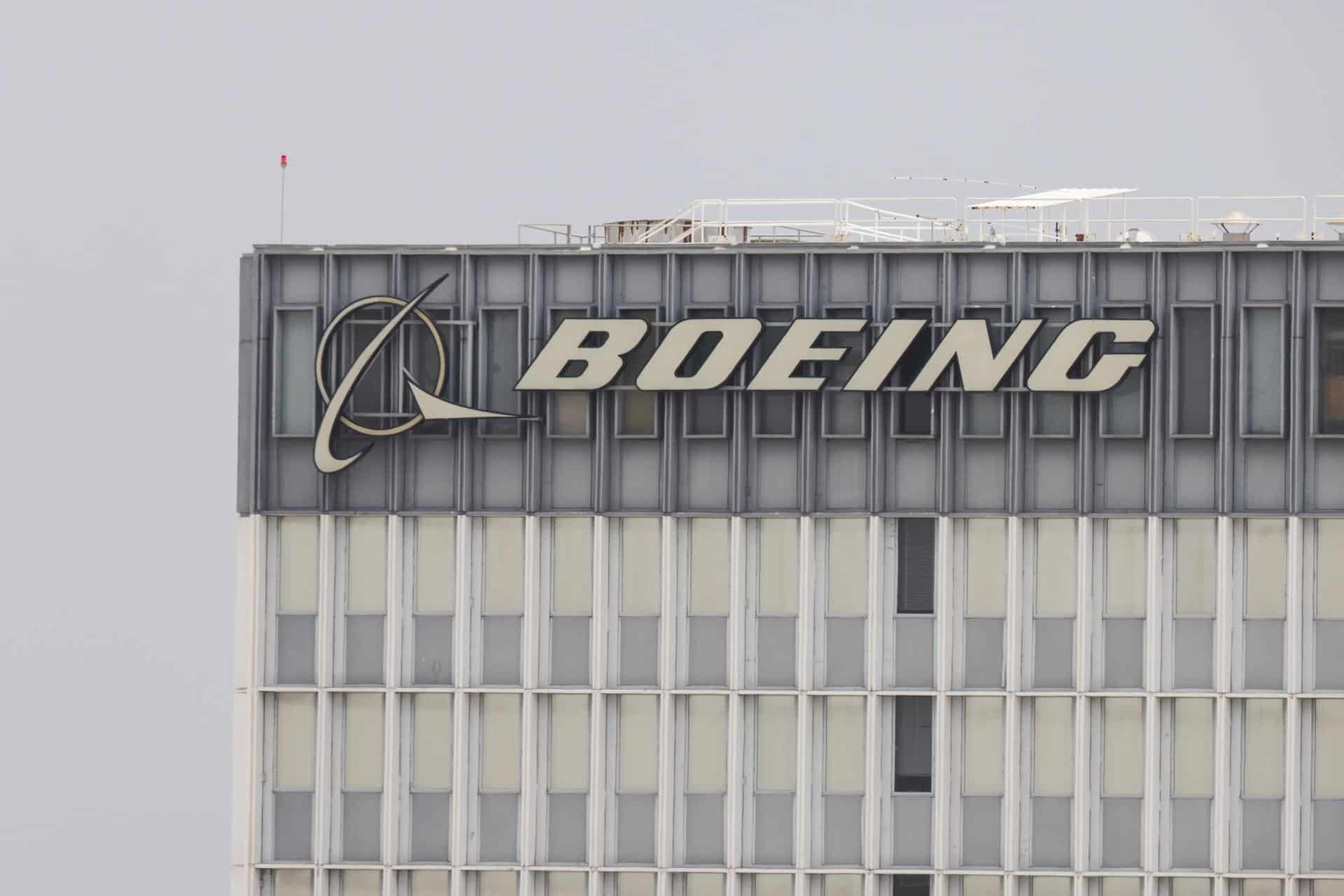 Fotografía de archivo en donde el logotipo de Boeing se muestra en uno de sus edificios en El Segundo, California, EE.UU. EFE/CAROLINE BREHMAN