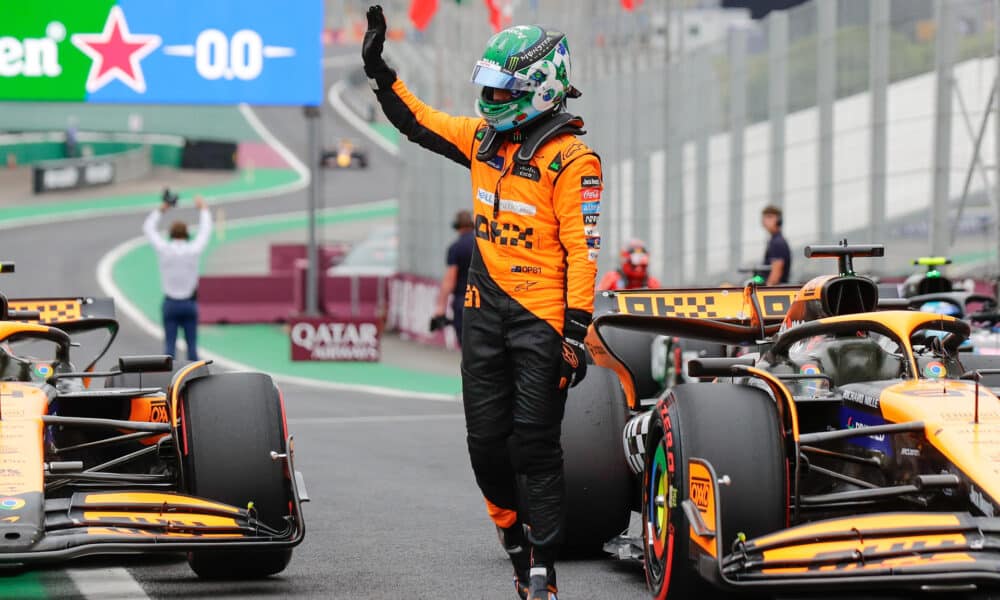 AME3704. SAO PAULO (BRASIL), 01/11/2024.- El piloto australiano de la escudería Williams, Oscar Piastri, celebra tras lograr el primer puesto en la clasificación de sprint durante el segundo día de actividades del Gran Premio de Fórmula Uno de Brasil en el circuito de Interlagos este viernes, en Sao Paulo (Brasil). EFE/ Andre Coelho