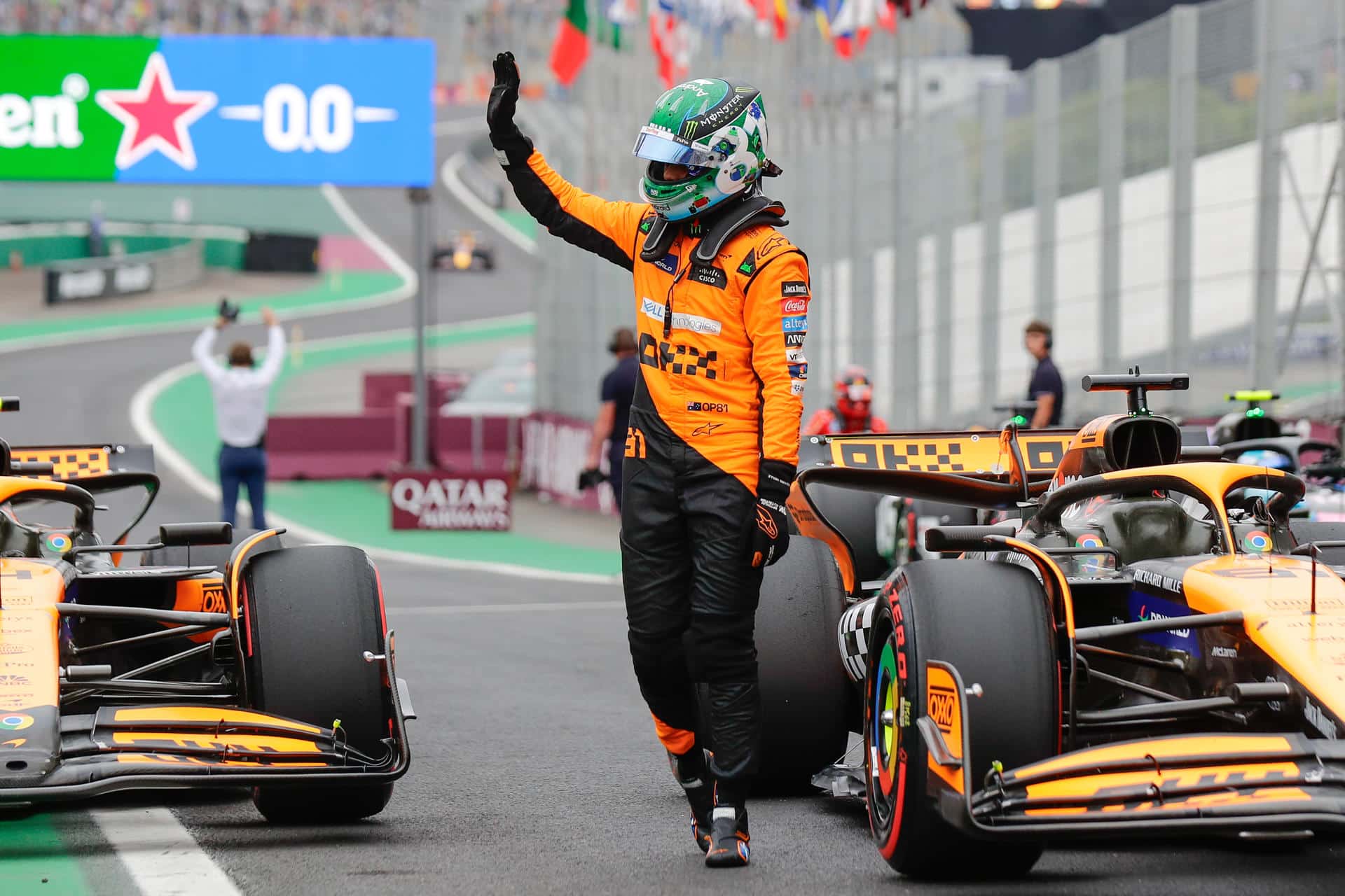 AME3704. SAO PAULO (BRASIL), 01/11/2024.- El piloto australiano de la escudería Williams, Oscar Piastri, celebra tras lograr el primer puesto en la clasificación de sprint durante el segundo día de actividades del Gran Premio de Fórmula Uno de Brasil en el circuito de Interlagos este viernes, en Sao Paulo (Brasil). EFE/ Andre Coelho