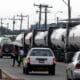 Foto de archivo donde se ve a conductores hacen fila en sus vehículos para abastecerse de combustible en Santa Cruz (Bolivia). EFE/ Juan Carlos Torrejón