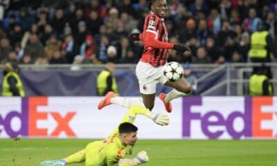 El extremo portugués Rafael Leao (d), del AC Milan, logra el 1-2 ante el portero eslovaco Dominik Takac (I) durante el partido de la UEFA Champions League que han jugado Slovan Bratislava y AC Milan en Bratislava, Eslovaquia. EFE/EPA/JAKUB GAVLAK