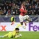 El extremo portugués Rafael Leao (d), del AC Milan, logra el 1-2 ante el portero eslovaco Dominik Takac (I) durante el partido de la UEFA Champions League que han jugado Slovan Bratislava y AC Milan en Bratislava, Eslovaquia. EFE/EPA/JAKUB GAVLAK