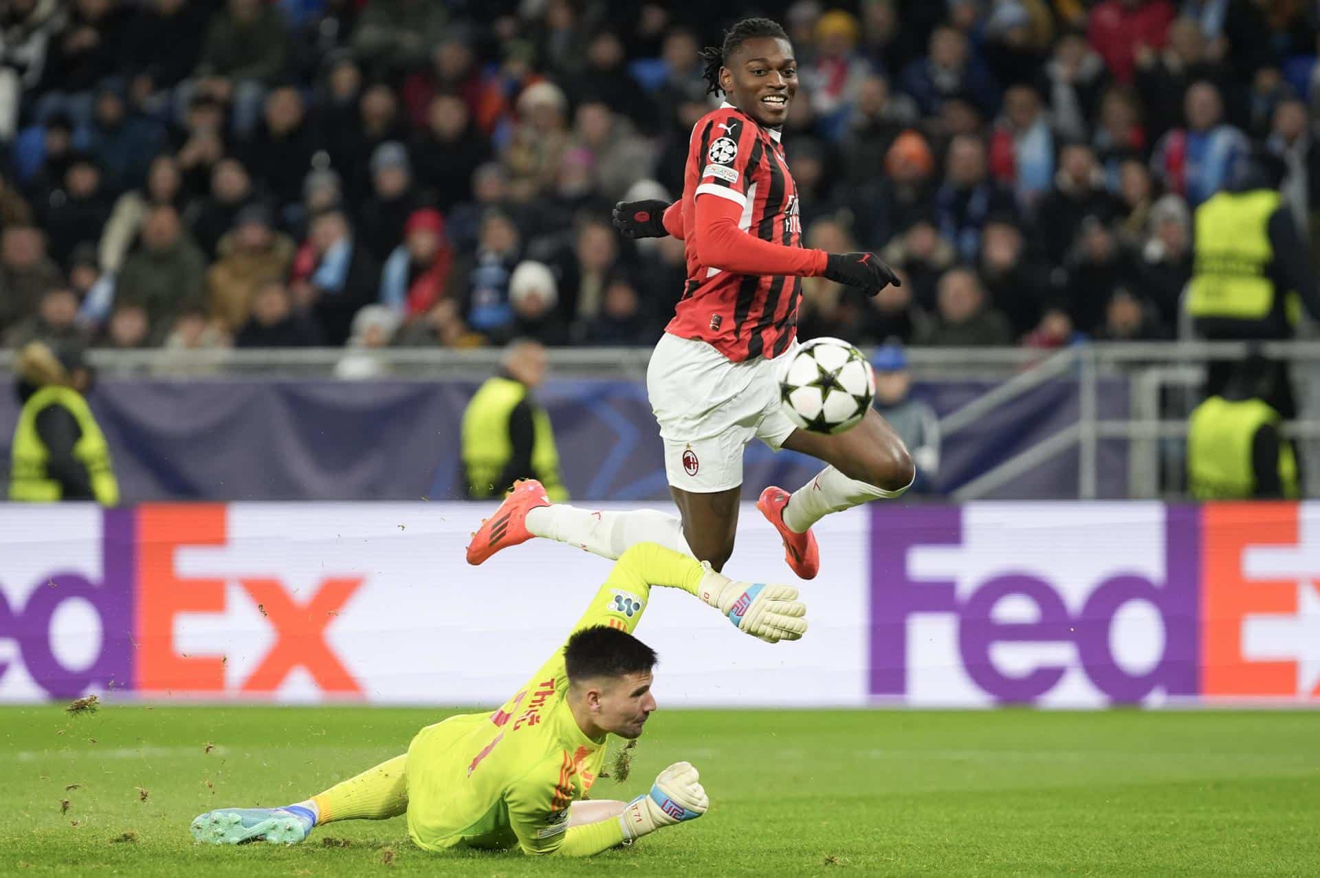 El extremo portugués Rafael Leao (d), del AC Milan, logra el 1-2 ante el portero eslovaco Dominik Takac (I) durante el partido de la UEFA Champions League que han jugado Slovan Bratislava y AC Milan en Bratislava, Eslovaquia. EFE/EPA/JAKUB GAVLAK