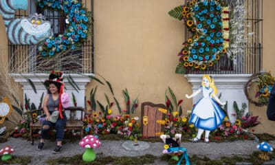 Personas asisten a la celebración del Festival de las Flores este sábado, en Antigua Guatemala. EFE/ David Toro