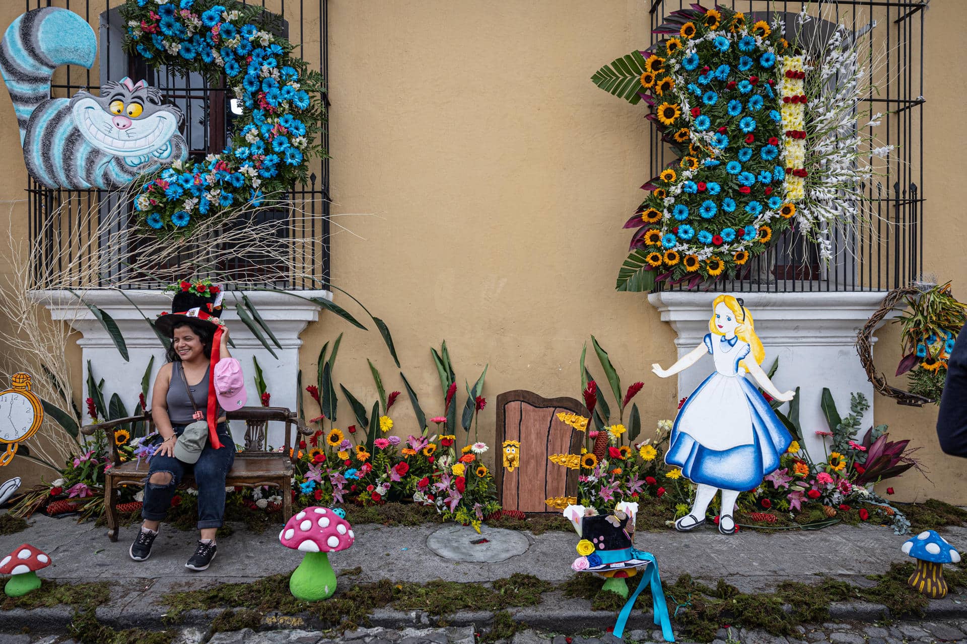 Personas asisten a la celebración del Festival de las Flores este sábado, en Antigua Guatemala. EFE/ David Toro