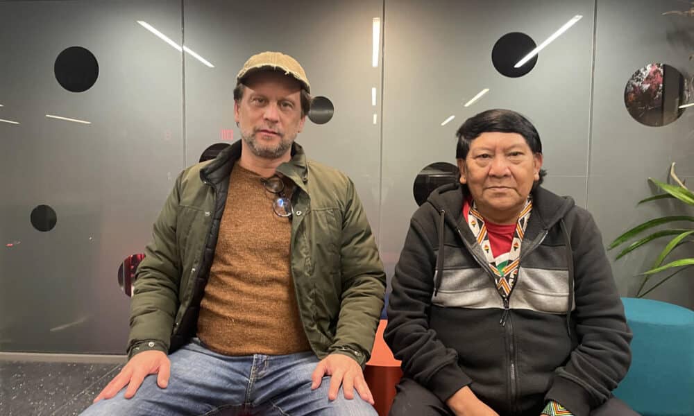 El director Eryk Rocha (i) y el lider de la tribu indígena yanomami Davi Kopenawa, posan durante una entrevista con EFE, en la ciudad de Nueva York (Estados Unidos). EFE/ Alicia Sánchez