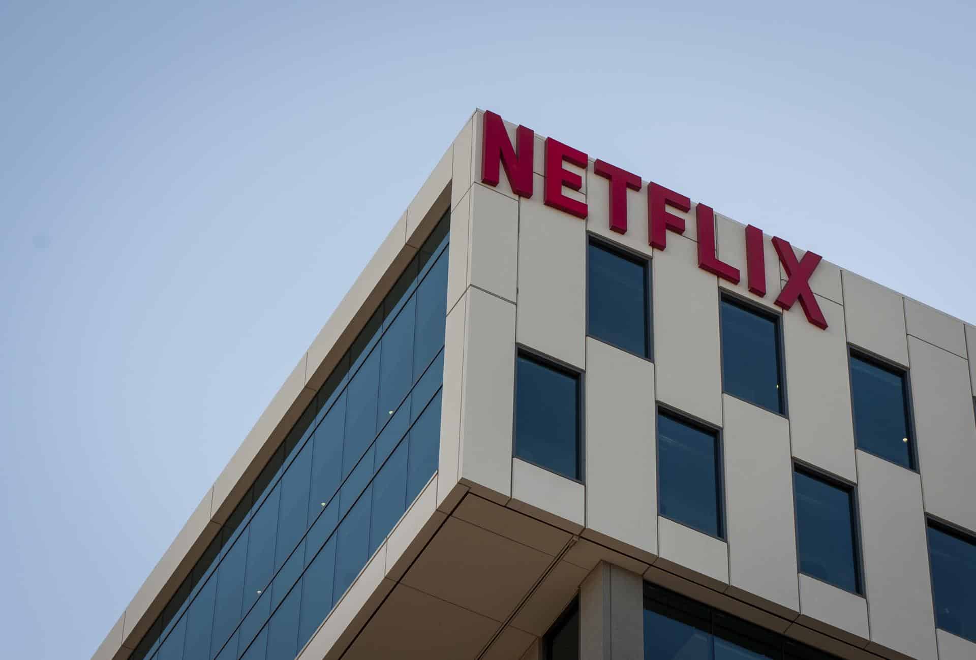 Fotografía de archivo del logo de Netflix en uno de los edificios de la compañía en Los Ángeles (EE. UU). EFE/ Christian Monterrosa