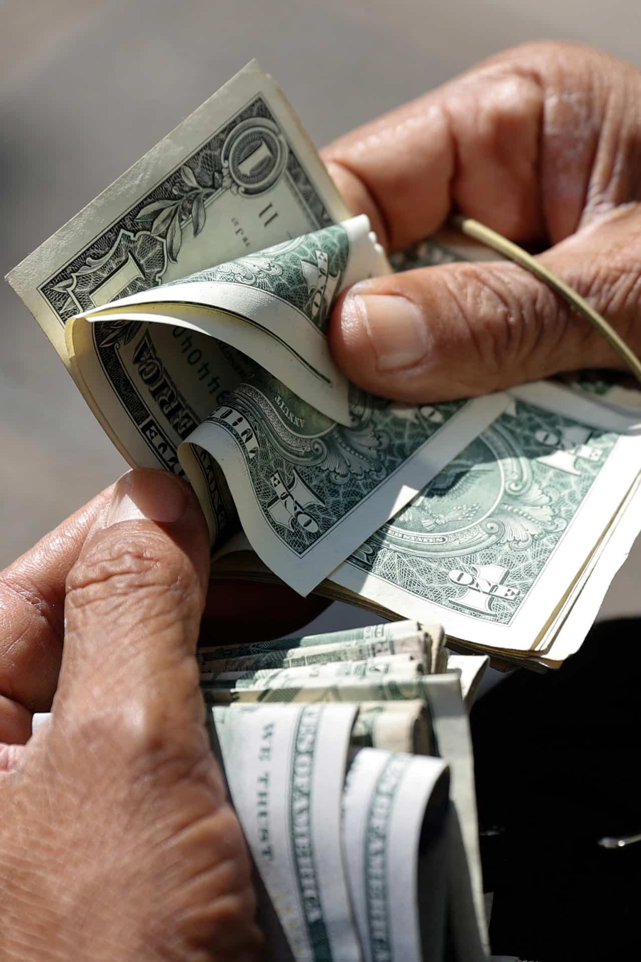 Fotografía de archivo de un cambista informal sosteniendo dolares en el centro de Asunción (Paraguay). EFE/ Juan Pablo Pino