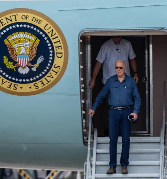 El presidente de Estados Unidos, Joe Biden, desciende de su avión a su llegada al Aeropuerto Internacional Eduardo Gomes de Manaos, antes de dirigirse a Río de Janeiro para participar en la Cumbre del G20, este domingo, en la ciudad de Manaos (Brasil). EFE/ Raphael Alves