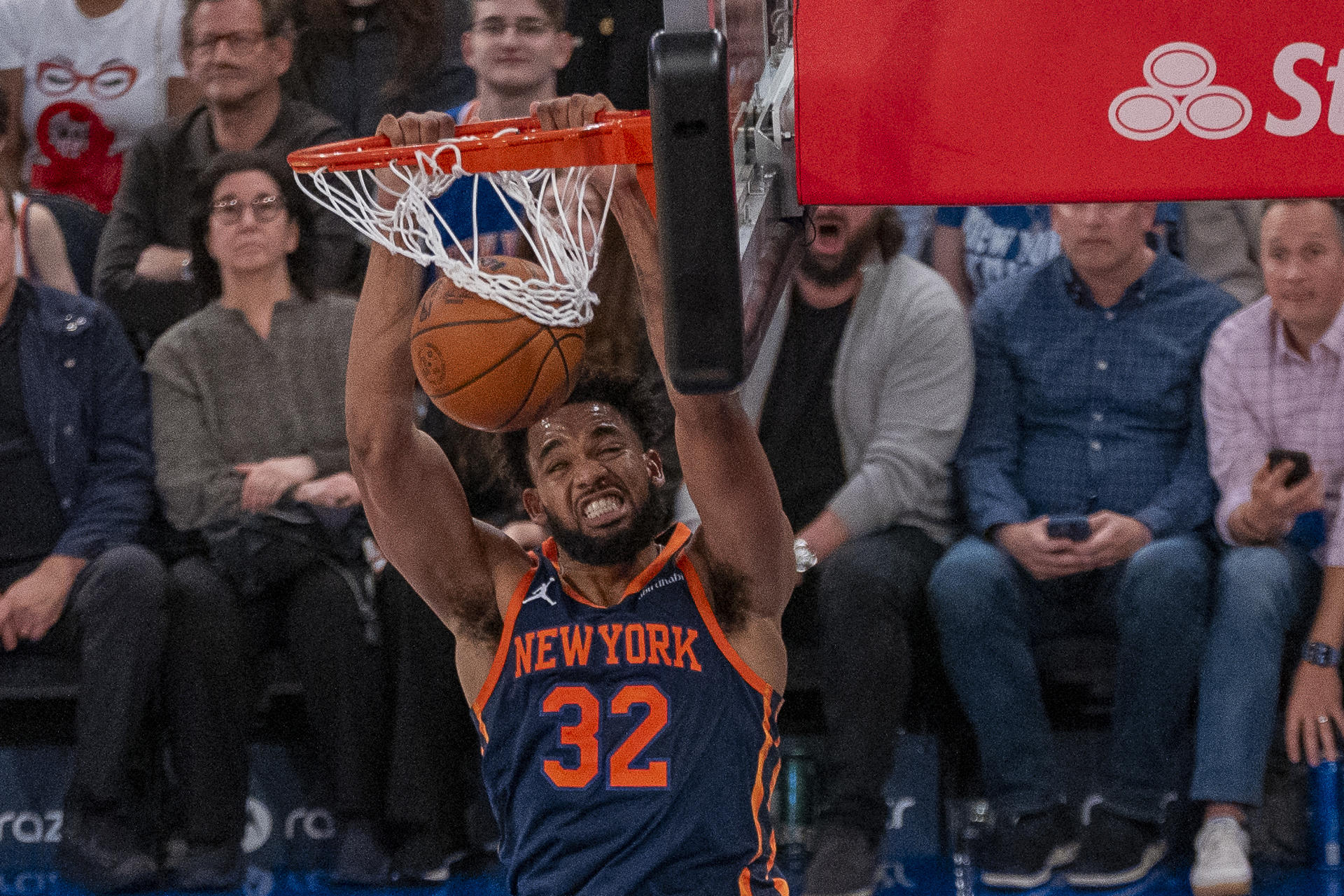 Los Knicks, con un recital de 32 puntos y 11 rebotes del dominicano Karl-Anthony Towns ganaron a los Milwaukee Bucks en Nueva York. EFE/ Ángel Colmenares