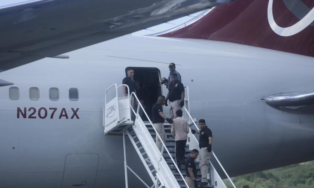 Migrantes de nacionalidad india y vietnamita ingresan a un avión para ser deportados, este lunes en Ciudad de Panamá (Panamá). EFE/ Carlos Lemos