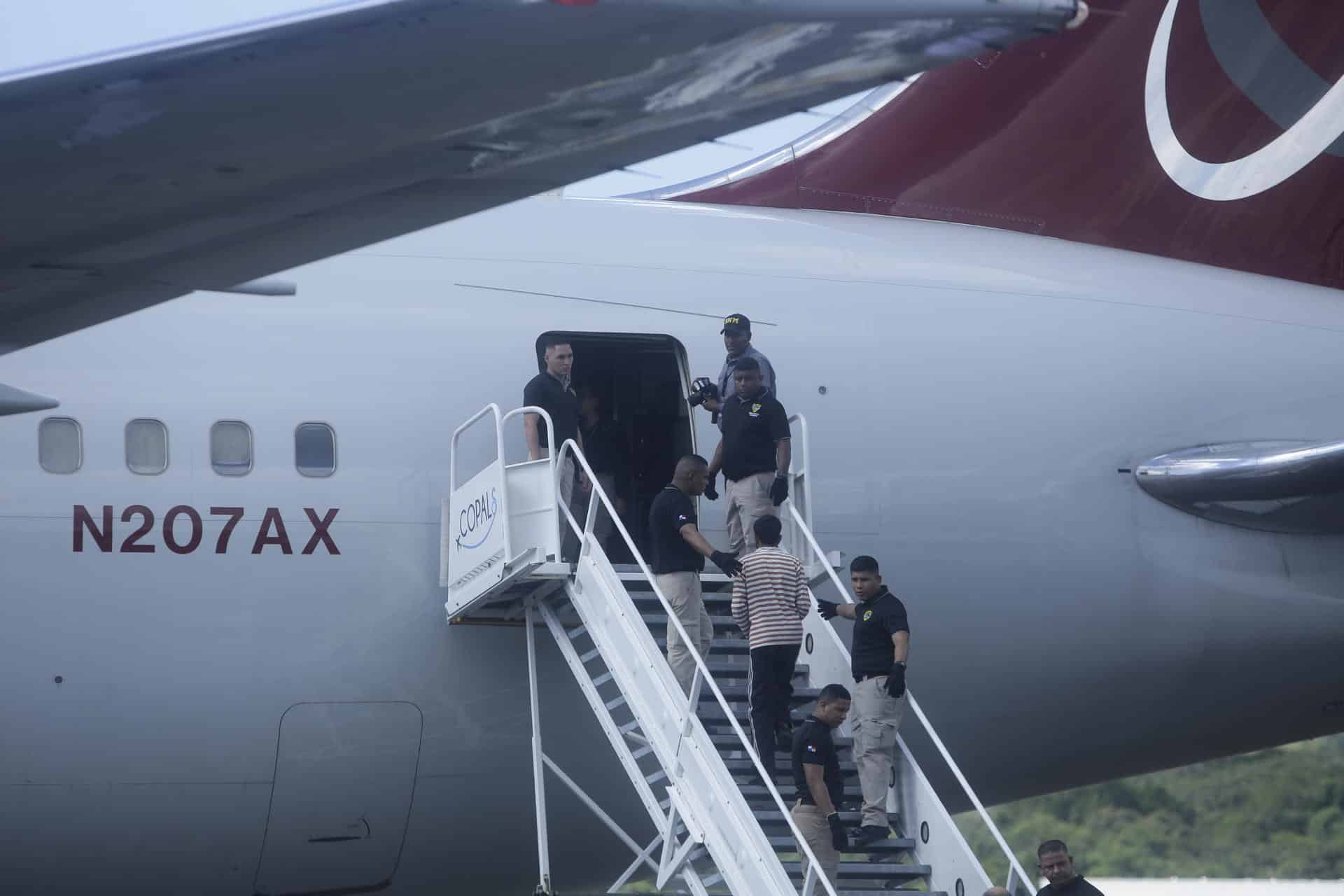 Migrantes de nacionalidad india y vietnamita ingresan a un avión para ser deportados, este lunes en Ciudad de Panamá (Panamá). EFE/ Carlos Lemos