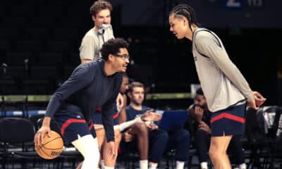 Los jugadores de los Washington Wizards, Jordan Poole (i) y Kyshawn George (d) participan durante un entrenamiento este viernes, previo al partido de temporada regular de la NBA ante el Miami Heat que se realizará mañana en la Arena Ciudad de México, (México). EFE/José Méndez