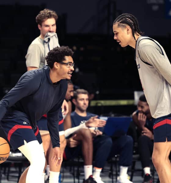 Los jugadores de los Washington Wizards, Jordan Poole (i) y Kyshawn George (d) participan durante un entrenamiento este viernes, previo al partido de temporada regular de la NBA ante el Miami Heat que se realizará mañana en la Arena Ciudad de México, (México). EFE/José Méndez