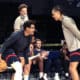 Los jugadores de los Washington Wizards, Jordan Poole (i) y Kyshawn George (d) participan durante un entrenamiento este viernes, previo al partido de temporada regular de la NBA ante el Miami Heat que se realizará mañana en la Arena Ciudad de México, (México). EFE/José Méndez