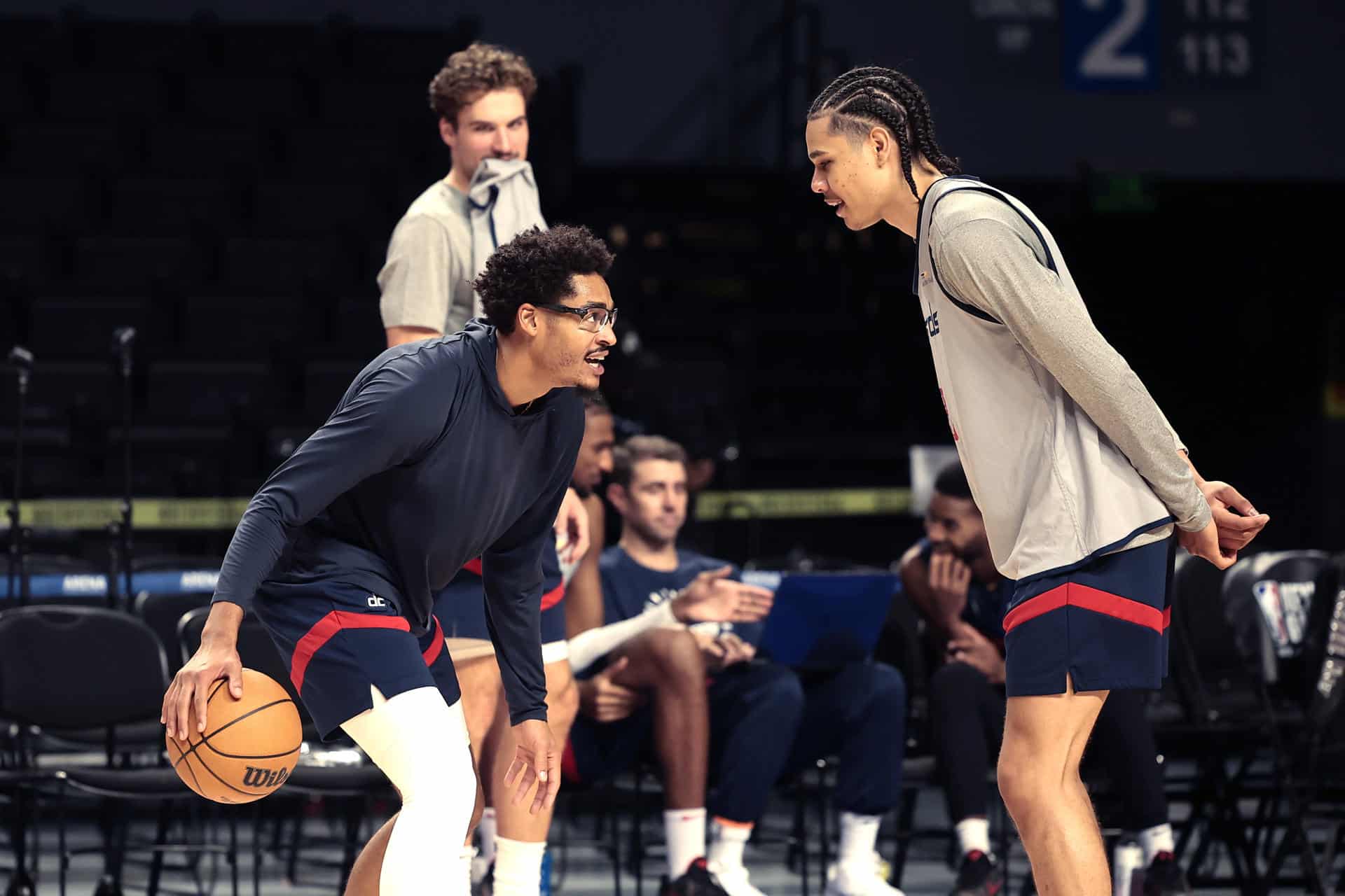 Los jugadores de los Washington Wizards, Jordan Poole (i) y Kyshawn George (d) participan durante un entrenamiento este viernes, previo al partido de temporada regular de la NBA ante el Miami Heat que se realizará mañana en la Arena Ciudad de México, (México). EFE/José Méndez