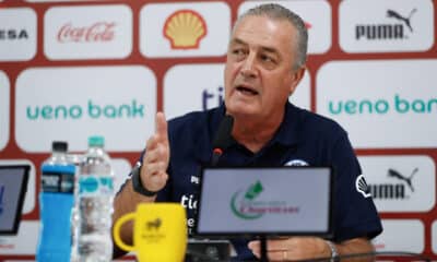 El seleccionador de Paraguay, Gustavo Alfaro, habla con periodistas sobre el partido de eliminatorias contra Argentina, este jueves en el estadio asunceno Defensores del Chaco. EFE/ Juan Pablo Pino