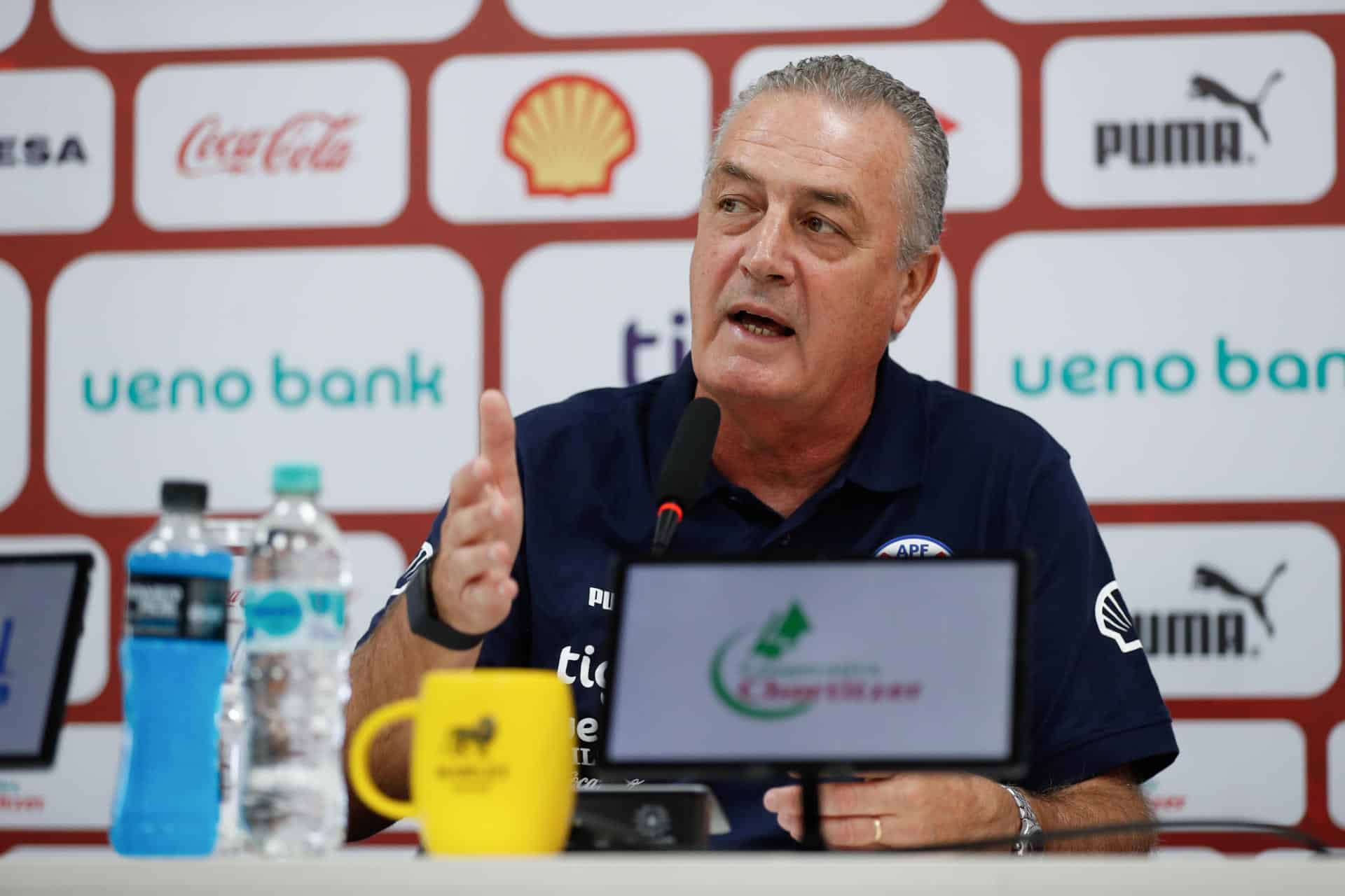 El seleccionador de Paraguay, Gustavo Alfaro, habla con periodistas sobre el partido de eliminatorias contra Argentina, este jueves en el estadio asunceno Defensores del Chaco. EFE/ Juan Pablo Pino