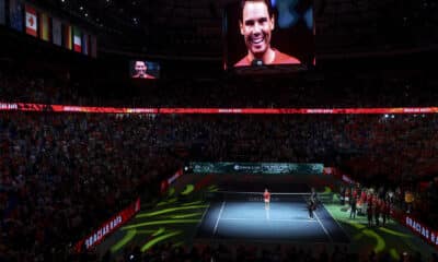 Rafa Nadal saluda a la afición durante el homenaje que recibe tras el partido de dobles que jugaron los tenistas de España Carlos Alcaraz y Marcel Granollers con la pareja de Países Bajos Wesley Koolhof y Botic Van de Zandschulp, correspondiente a los cuartos de final de la Copa Davis que se disputó este martes en Málaga. EFE/Daniel Pérez