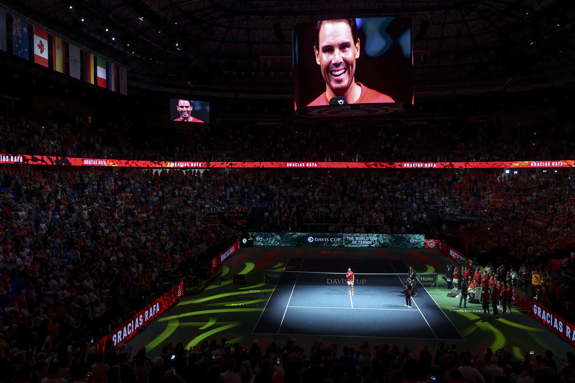 Rafa Nadal saluda a la afición durante el homenaje que recibe tras el partido de dobles que jugaron los tenistas de España Carlos Alcaraz y Marcel Granollers con la pareja de Países Bajos Wesley Koolhof y Botic Van de Zandschulp, correspondiente a los cuartos de final de la Copa Davis que se disputó este martes en Málaga. EFE/Daniel Pérez