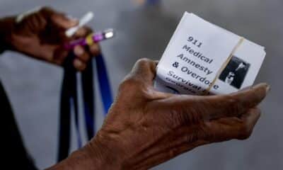 Fotografía de archivo en donde se ve a una persona sin hogar que acepta dosis del medicamento para revertir la sobredosis de opioides Narcan (naloxona) durante una distribución gratuita. EFE/ERICK S. LESSER