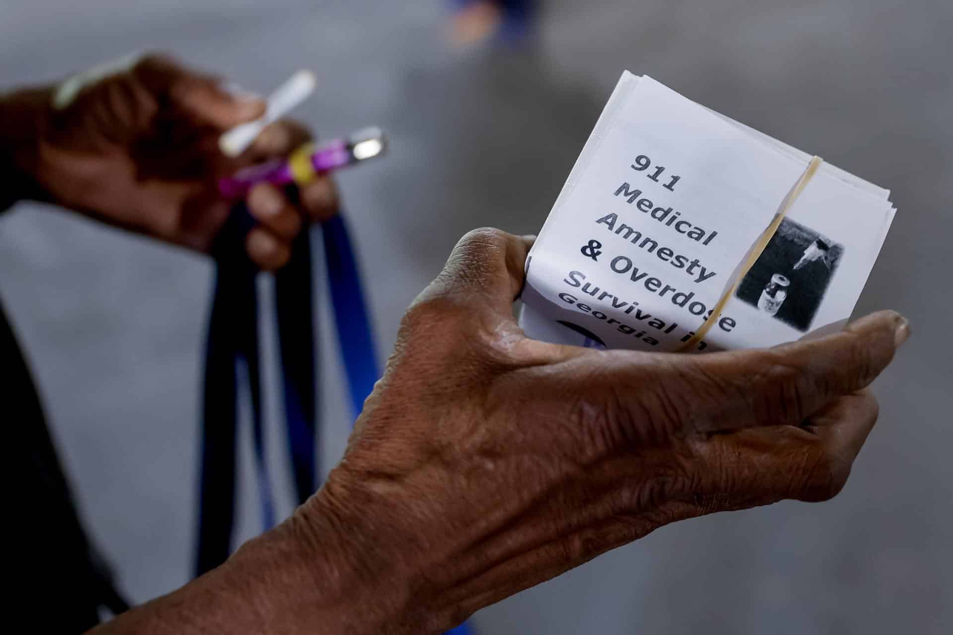 Fotografía de archivo en donde se ve a una persona sin hogar que acepta dosis del medicamento para revertir la sobredosis de opioides Narcan (naloxona) durante una distribución gratuita. EFE/ERICK S. LESSER