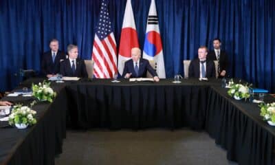 El presidente de Corea del Sur, Yoon Suk Yeol (i), el de EE. UU., Joe Biden (C), y el primer ministro japonés, Shigeru Ishiba (d), realizan una cumbre trilateral en Lima, Perú, el 15 de noviembre de 2024. EFE/YONHAP