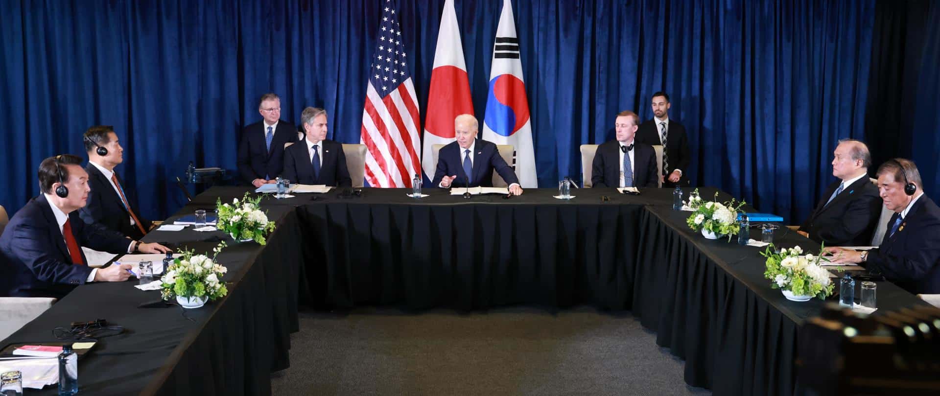 El presidente de Corea del Sur, Yoon Suk Yeol (i), el de EE. UU., Joe Biden (C), y el primer ministro japonés, Shigeru Ishiba (d), realizan una cumbre trilateral en Lima, Perú, el 15 de noviembre de 2024. EFE/YONHAP