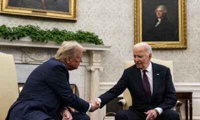 El presidente de EE. UU., Joe Biden (R), y el presidente electo, Donald Trump, durante una reunión en la Oficina Oval de la Casa Blanca en Washington, D.C., EE. UU., el 13 de noviembre de 2024. EFE/Al Drago