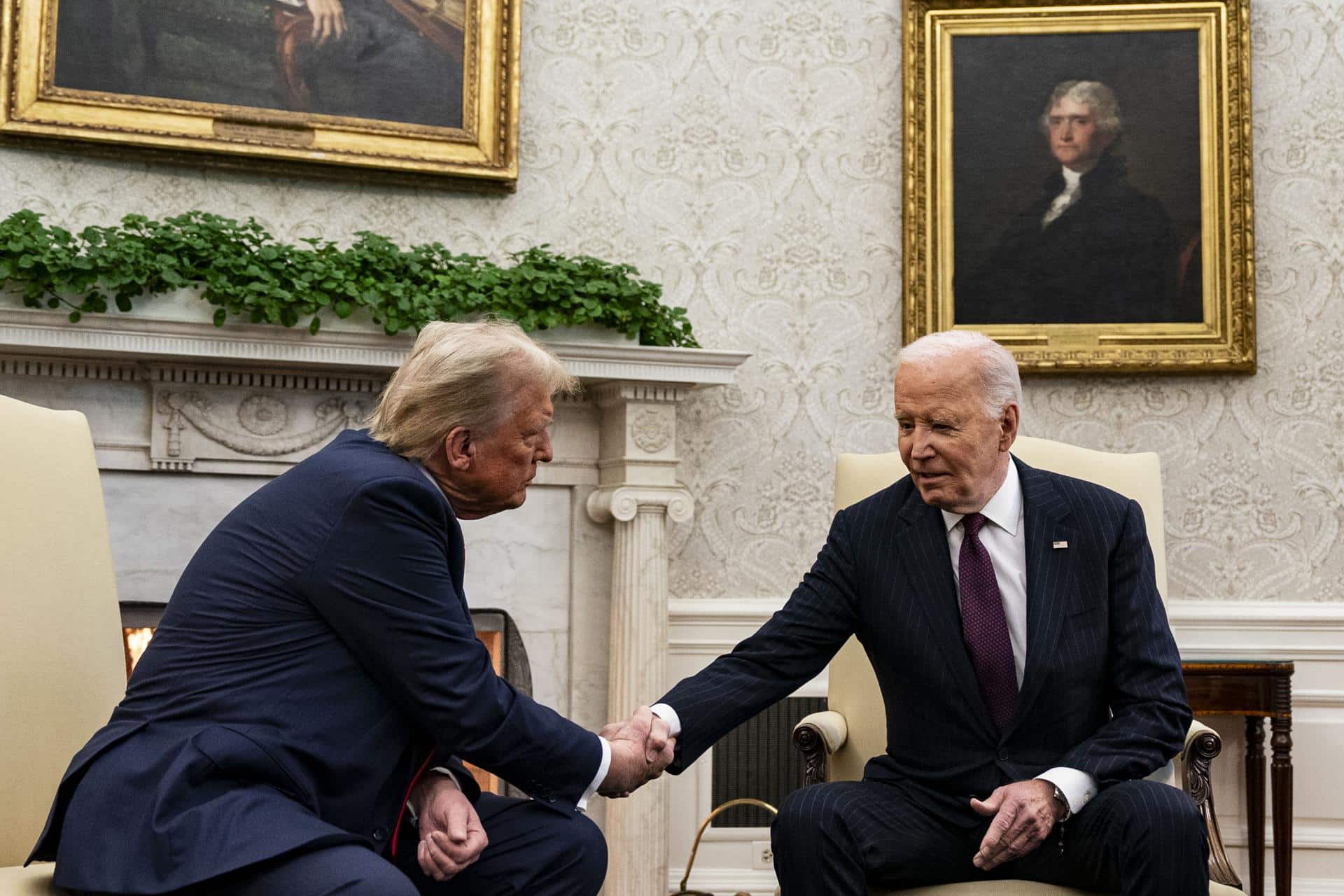 El presidente de EE. UU., Joe Biden (R), y el presidente electo, Donald Trump, durante una reunión en la Oficina Oval de la Casa Blanca en Washington, D.C., EE. UU., el 13 de noviembre de 2024. EFE/Al Drago