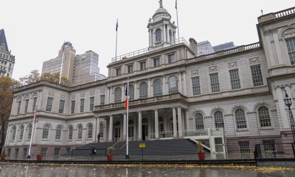 Fotografía de la fachada del edificio de la Alcaldía de Nueva York, este jueves en Nueva York (EE.UU). EFE/Ángel Colmenares