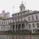 Fotografía de la fachada del edificio de la Alcaldía de Nueva York, este jueves en Nueva York (EE.UU). EFE/Ángel Colmenares