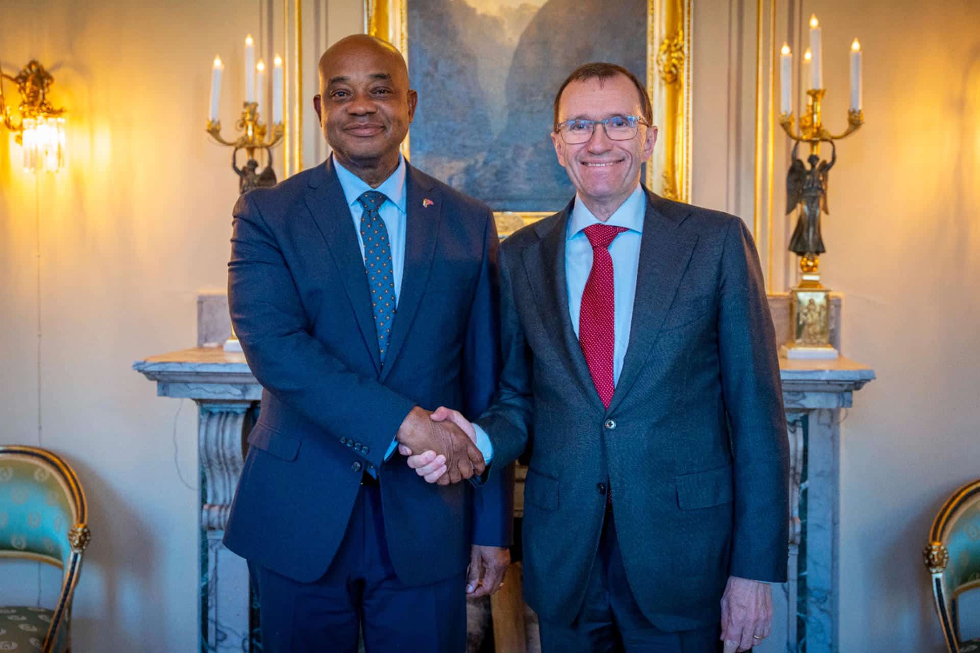 Fotografía cedida por la Cancillería de Colombia que muestra a los ministros de Relaciones Exteriores de Colombia, Luis Gilberto Murillo (i), y de Noruega, Espen Barth Eide, posando en Oslo (Noruega), por la conmemoración del octavo aniversario del acuerdo de paz que el Gobierno y las FARC firmaron en 2016. EFE/ Cancillería de Colombia