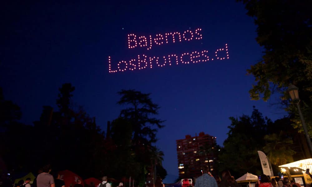 Fotografía cedida por Greenpeace del 15 de noviembre de 2024, de una manifestación ambiental aérea con 200 drones con mensajes alusivos para detener la ampliación del proyecto minero Los Bronces, en Santiago (Chile). EFE/ Greenpeace