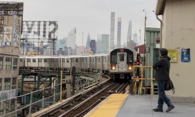 Una persona espera el tren de la línea 7, el 14 de noviembre de 2024, en Nueva York (Estados Unidos). EFE/ Ángel Colmenares