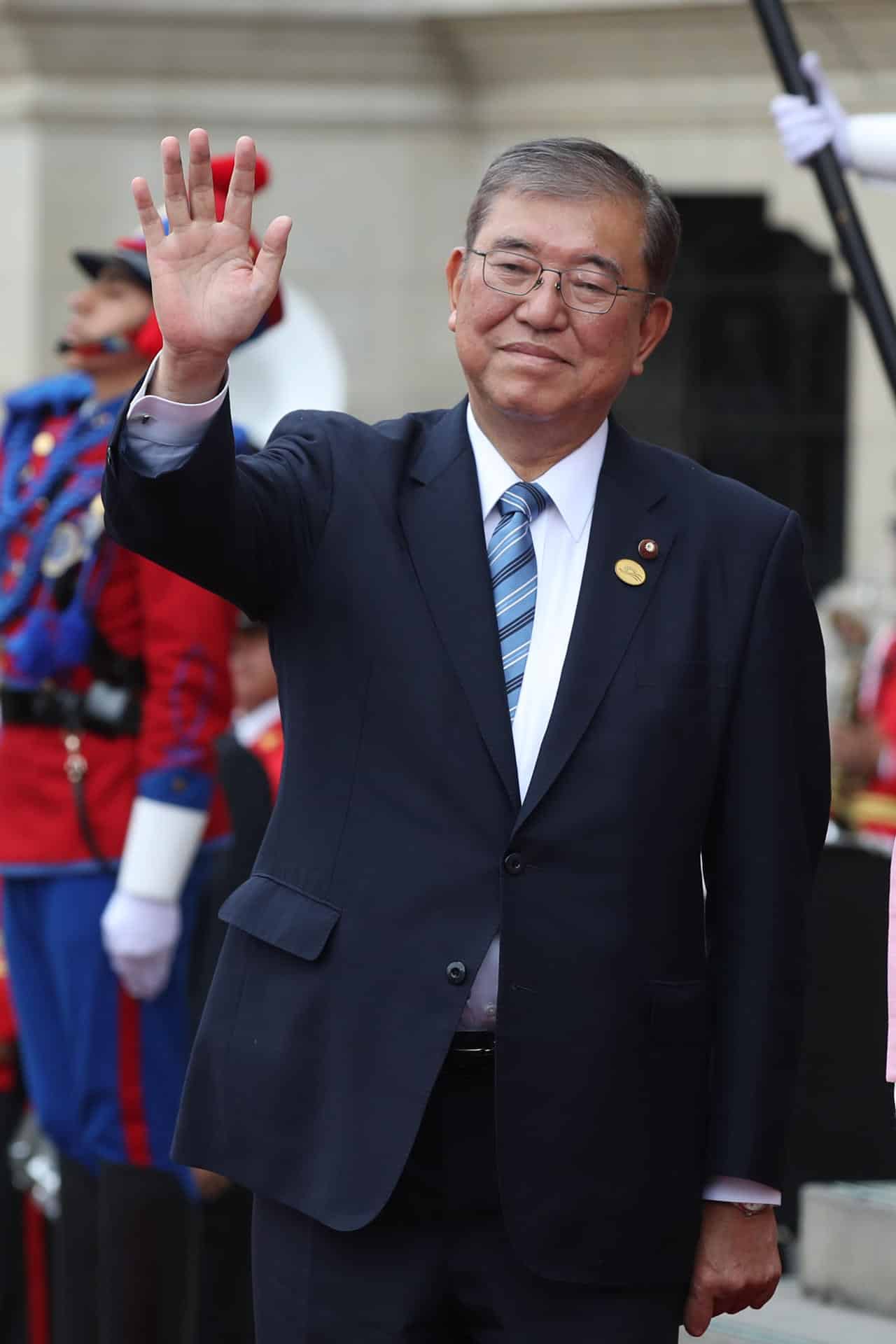 En su primera visita a Perú, el primer ministro de Japón, Shigeru Ishiba, visitó la tumba del expresidente peruano de ascendencia nipona Alberto Fujimori. EFE/ Paolo Aguilar