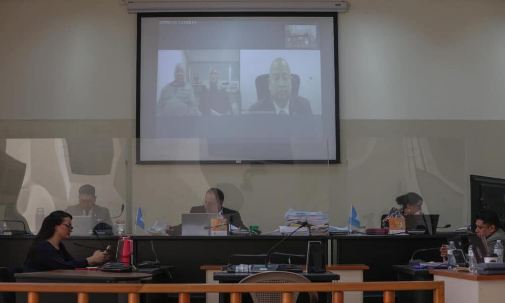 Fotografía del 4 de noviembre del 2024 del general retirado Manuel Benedicto Lucas García (izquierda en pantalla), participa en el debate oral y público en su contra, este Lunes, en Ciudad de Guatemala (Guatemala). EFE/ Mariano Macz.