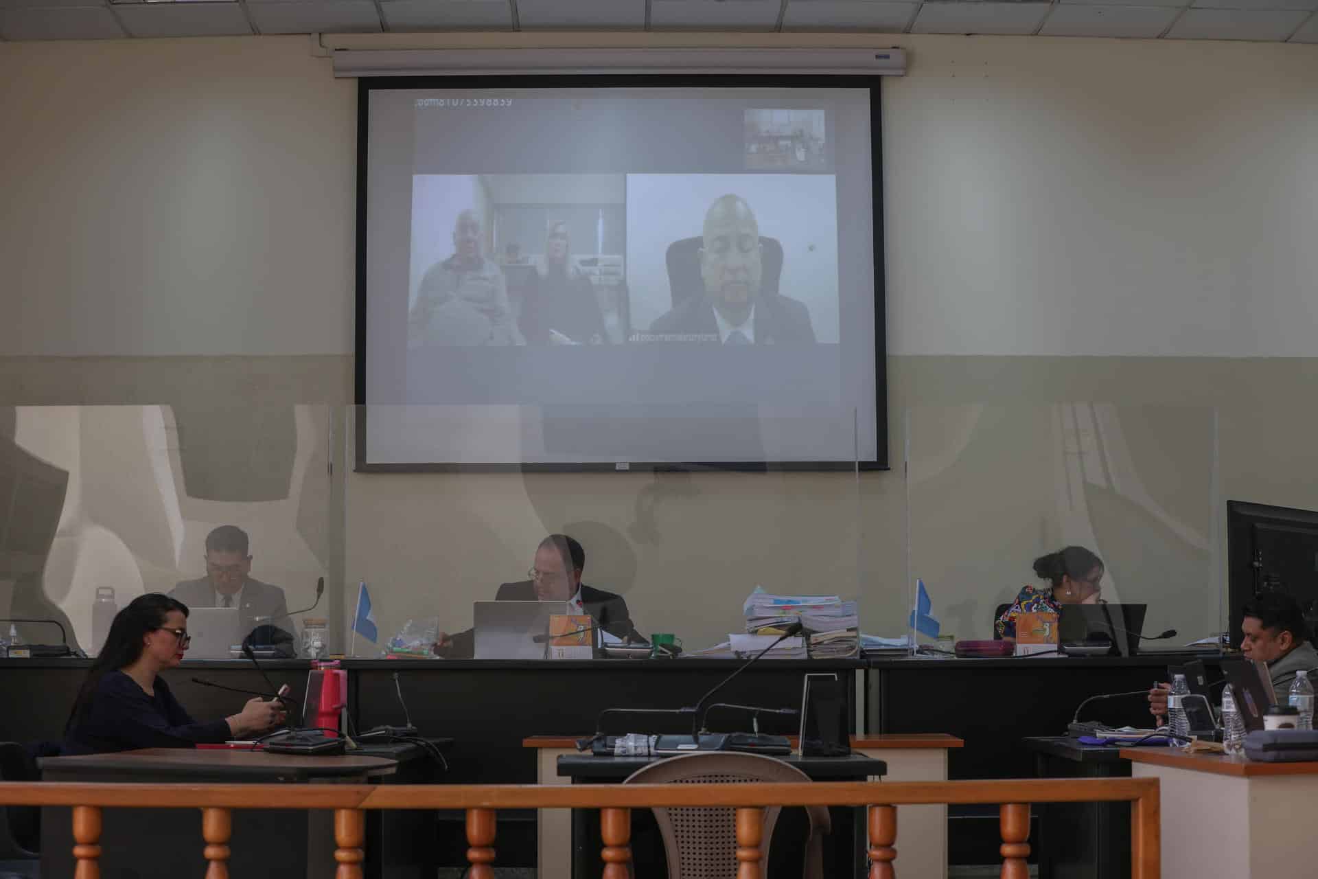 Fotografía del 4 de noviembre del 2024 del general retirado Manuel Benedicto Lucas García (izquierda en pantalla), participa en el debate oral y público en su contra, este Lunes, en Ciudad de Guatemala (Guatemala). EFE/ Mariano Macz.