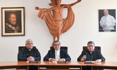 El presidente de la Conferencia Episcopal, Aurelio Pesoa (c) junto a miembros de la conferencia episcopal boliviana, participan durante una asamblea de obispos, este martes, en Cochabamba (Bolivia). EFE/ Jorge Abrego