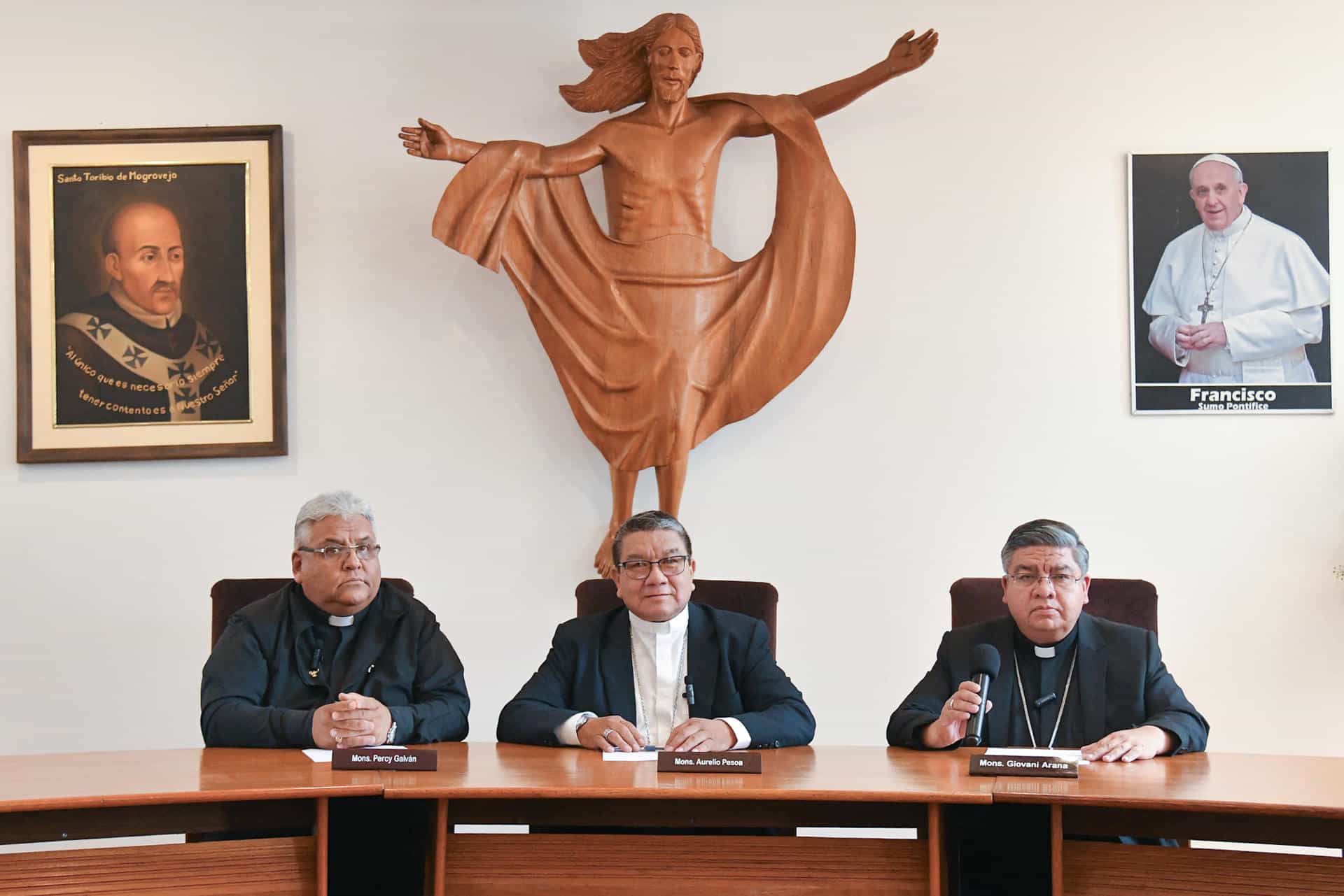 El presidente de la Conferencia Episcopal, Aurelio Pesoa (c) junto a miembros de la conferencia episcopal boliviana, participan durante una asamblea de obispos, este martes, en Cochabamba (Bolivia). EFE/ Jorge Abrego