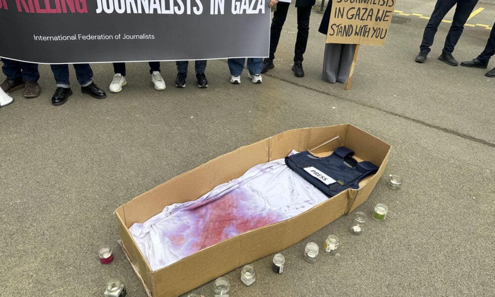 Imagen de archivo de un ataúd con un chaleco antibalas de prensa durante una vigilia por la muerte periodistas en Gaza. EFE/ Laura P. Gutiérrez