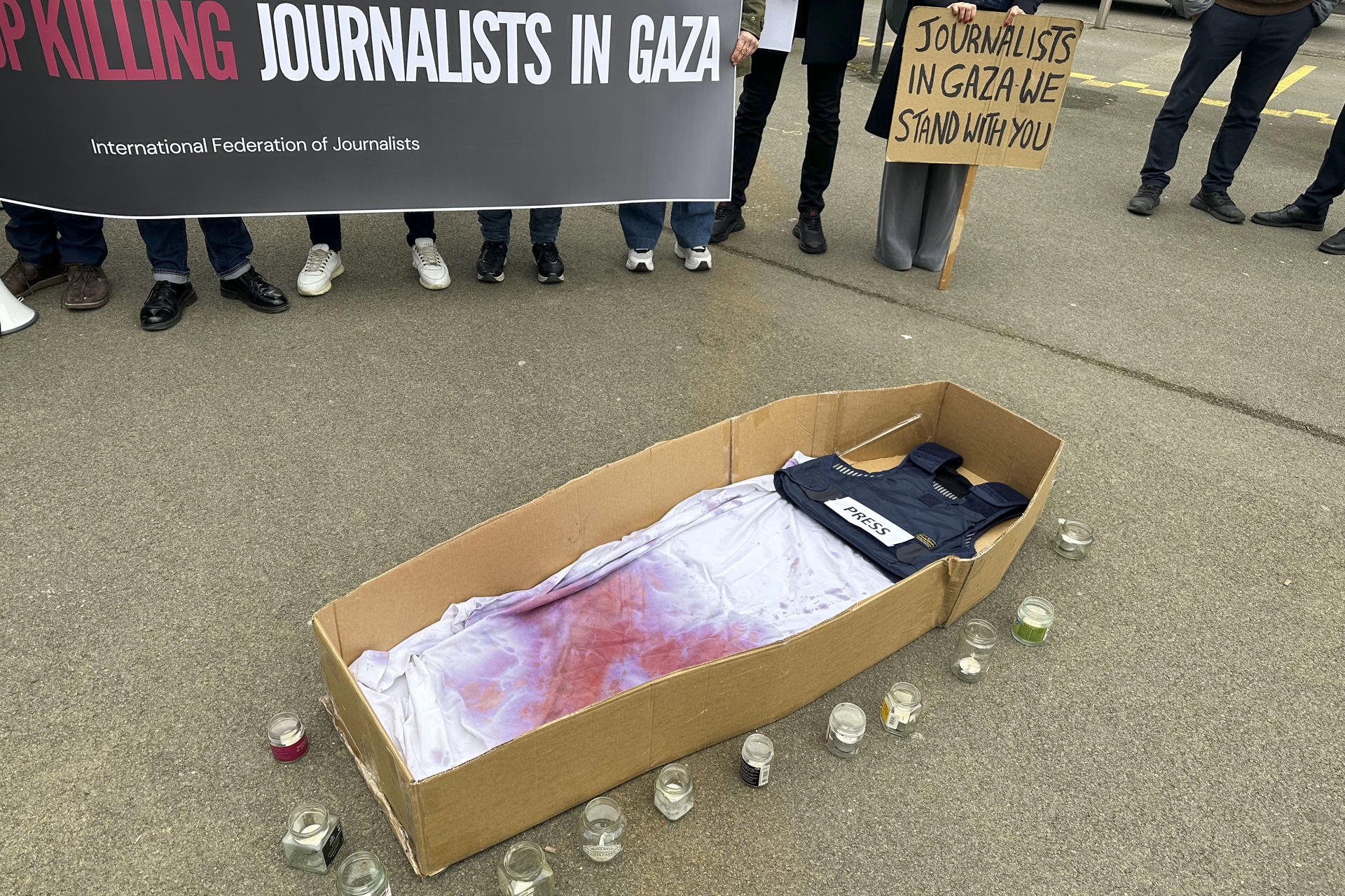 Imagen de archivo de un ataúd con un chaleco antibalas de prensa durante una vigilia por la muerte periodistas en Gaza. EFE/ Laura P. Gutiérrez