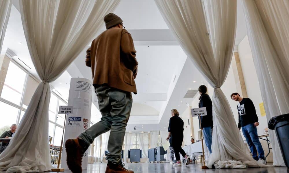 Ciudadanos emiten su voto en el recinto electoral de Park Tavern, en el condado de Fulton, el día de las elecciones en Atlanta, Georgia, EE. UU., el 5 de noviembre de 2024. EFE/EPA/Erik S. Lesser