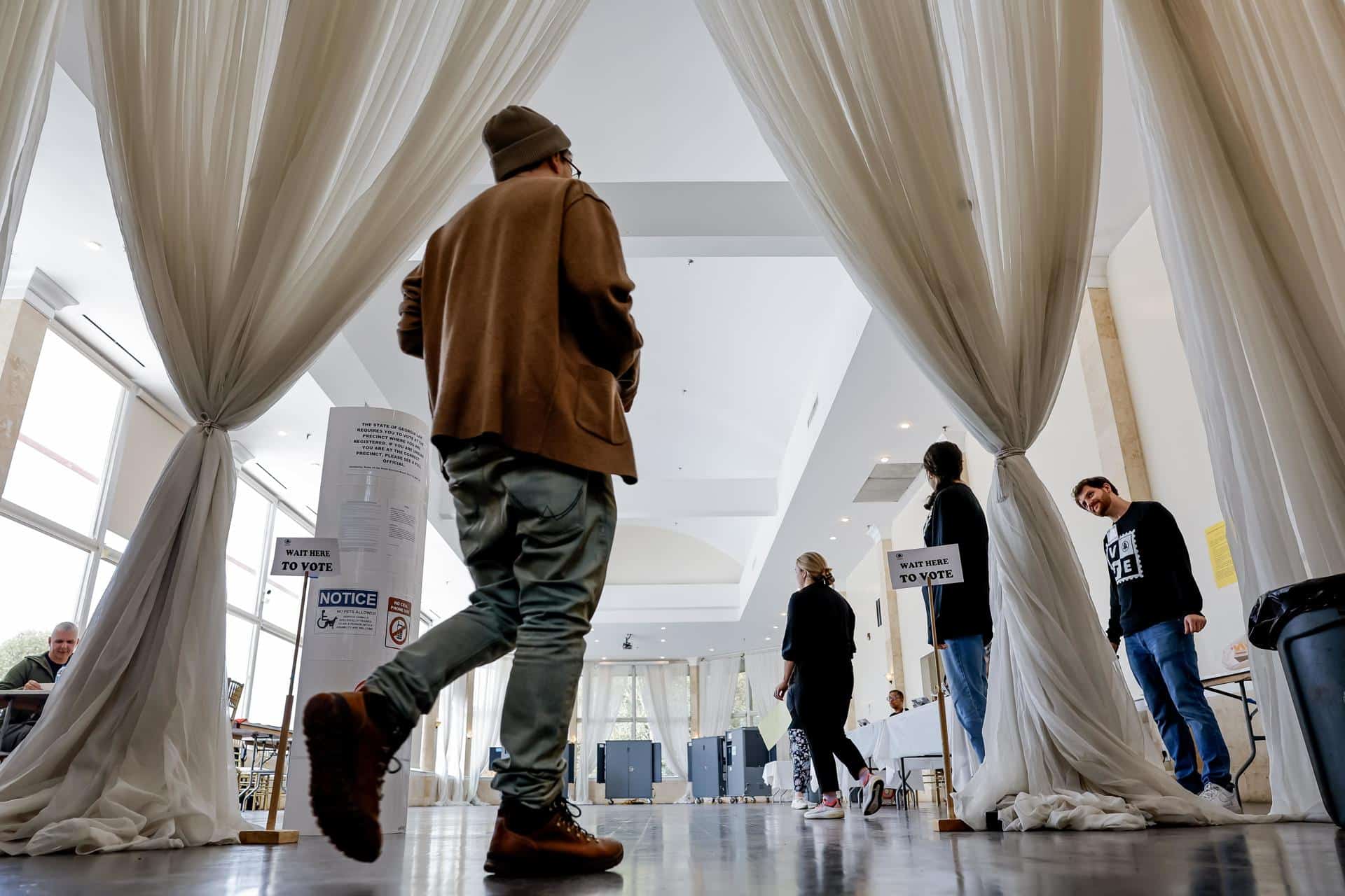 Ciudadanos emiten su voto en el recinto electoral de Park Tavern, en el condado de Fulton, el día de las elecciones en Atlanta, Georgia, EE. UU., el 5 de noviembre de 2024. EFE/EPA/Erik S. Lesser