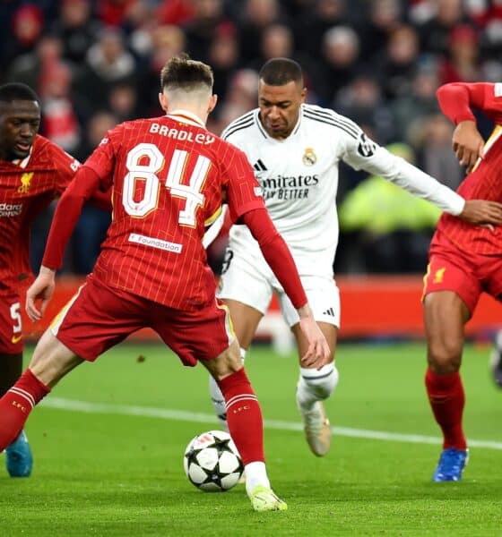 Virgil van Dijk (D), Ibrahima Konate (I) y Conor Bradley frenan a Kylian Mbappe (C) en anfield, Liverpool, Reino Unido. EFE/EPA/PETER POWELL