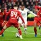 Virgil van Dijk (D), Ibrahima Konate (I) y Conor Bradley frenan a Kylian Mbappe (C) en anfield, Liverpool, Reino Unido. EFE/EPA/PETER POWELL