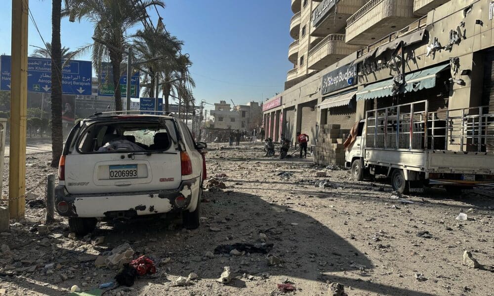 Escombros y vehículos dañados tras los bombardeos aéreos israelíes en el distrito de Dahye, en el sur de Beirut, Líbano, 15 de noviembre de 2024. EFE/EPA/WAEL HAMZEH