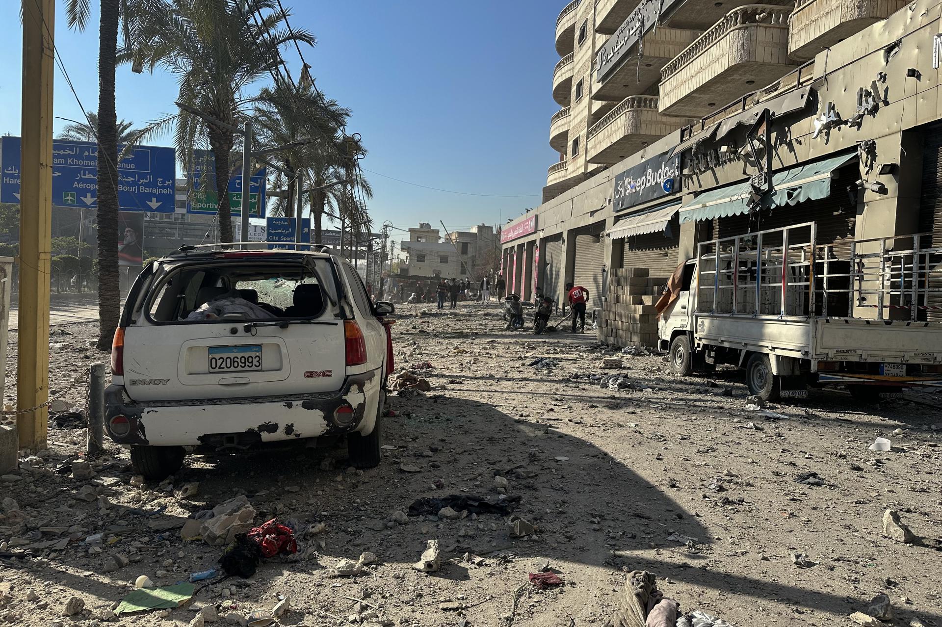 Escombros y vehículos dañados tras los bombardeos aéreos israelíes en el distrito de Dahye, en el sur de Beirut, Líbano, 15 de noviembre de 2024. EFE/EPA/WAEL HAMZEH